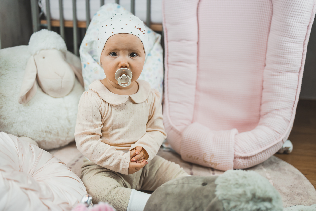 enie baby Dětská čepice 12-16m DOTS CREME