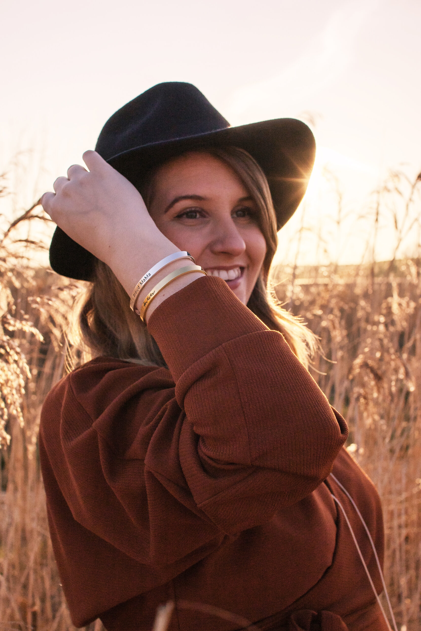 Proud MaMa Náramek Bangle v barvě zlaté 440