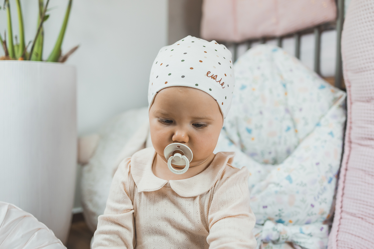 enie baby Dětská čepice 6-9m DOTS CREME