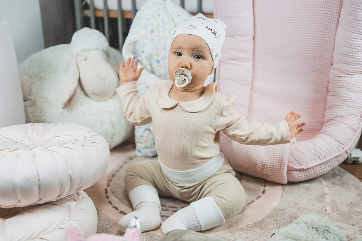 enie baby Dětská čepice 6-9m FLOWERS CREME