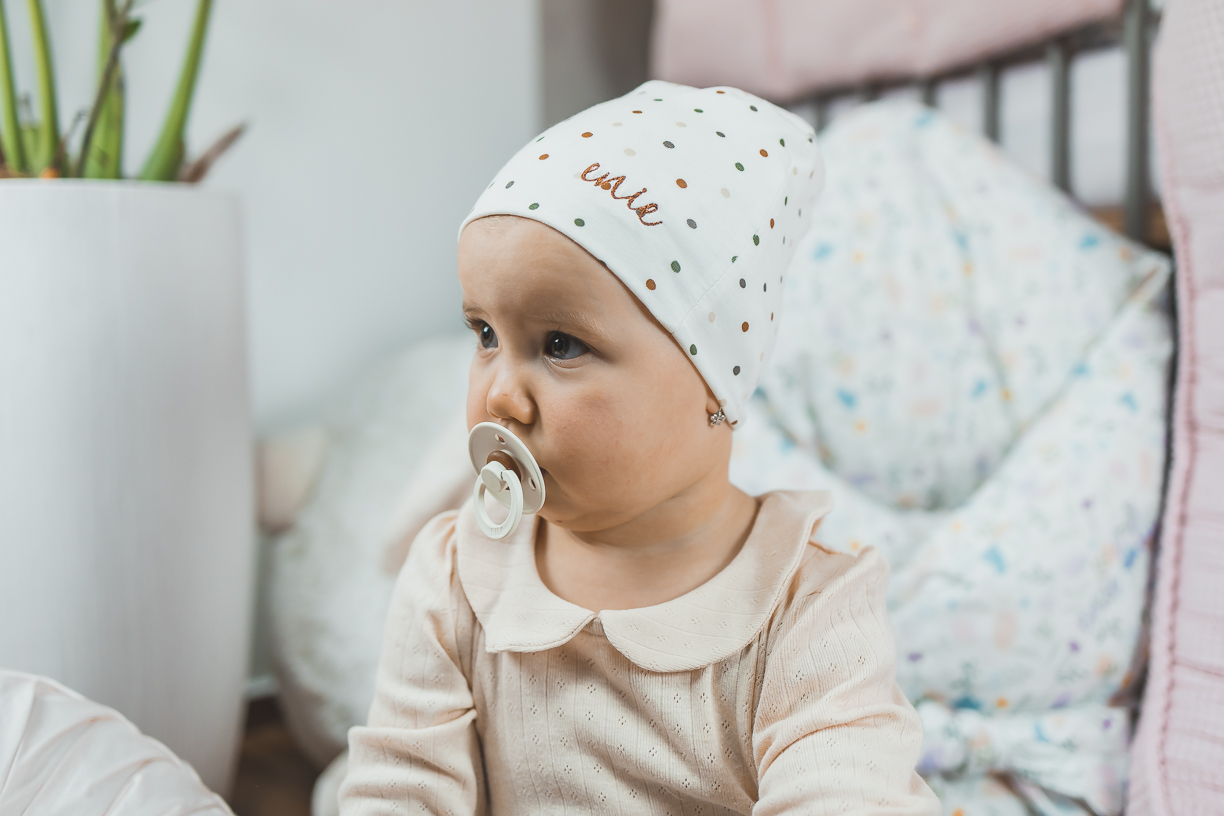 enie baby Dětská čepice 12-16m DOTS CREME